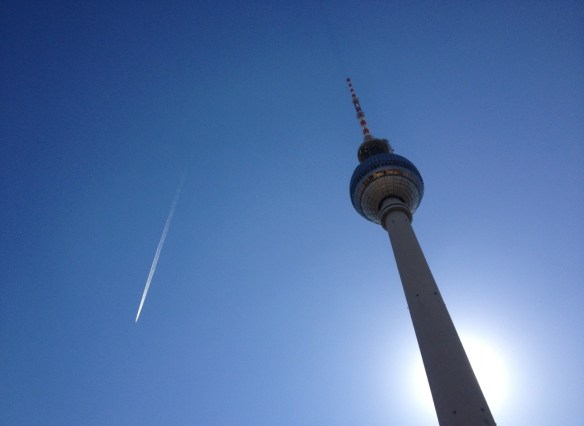  After that screening Lola Rennt last weekend, I finally remembered why I am obsessed with watching airplanes fly through Der Himmel über Berlin.